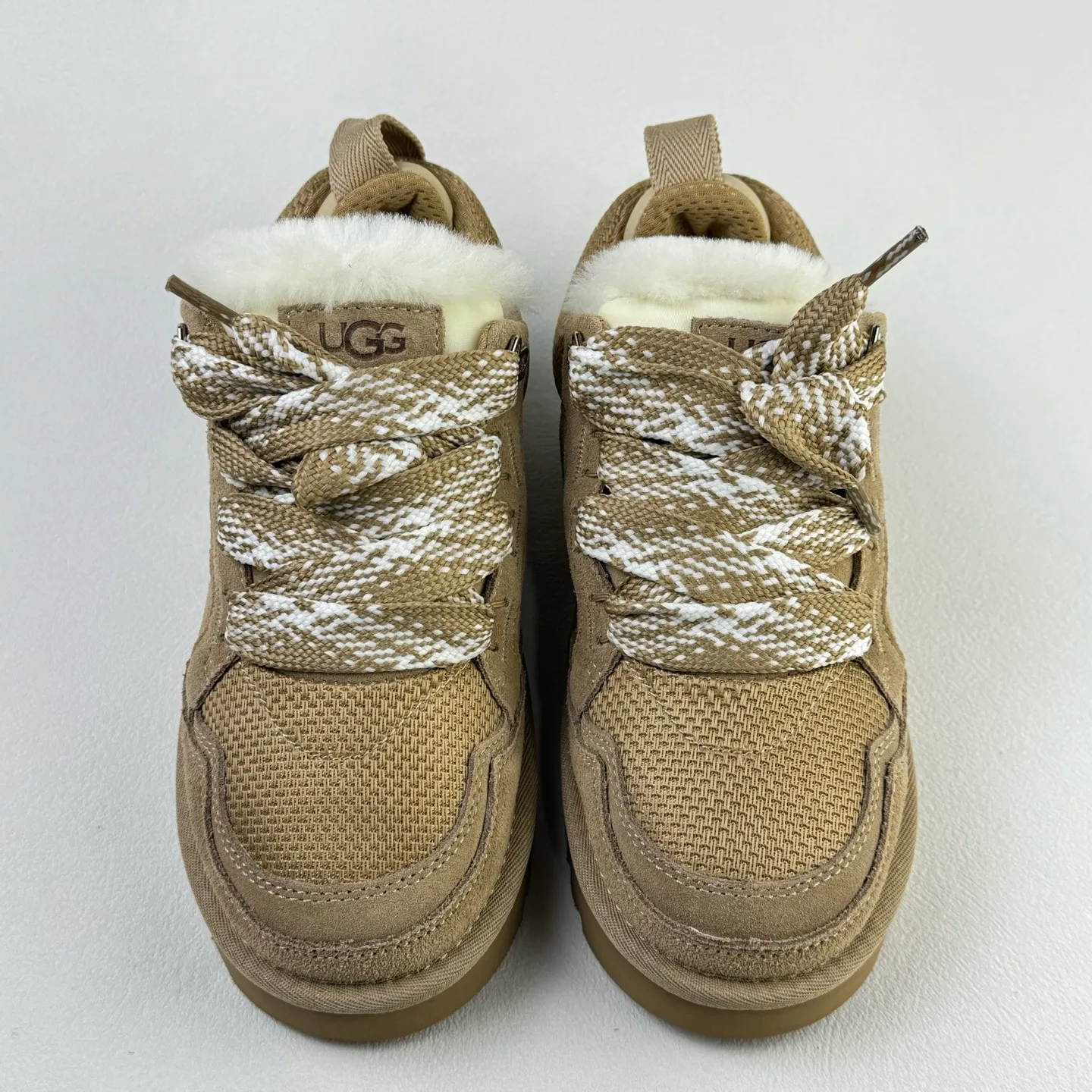 Local 💰600 OEM grade 4032 Mel series, top workmanship, super stable version ✔️ Good looks and texture, suede leather + low-key logo show retro, classic two-color shoelaces can be worn as two shoes ✔️ So comfortable that you want to weld your feet, ultra-light material + 5cm thick sole, increase height without tiring the feet, wool insoles are warm and breathable, no pressure for commuting and shopping all day long ✔️ I love the details: wide shoelaces for photos. Sizes 34-45 are suitable for various foot types. Slight stains can be wiped clean with a damp cloth. The loose feeling in early autumn is all due to it. Close your eyes and avoid stepping on thunder! 👟